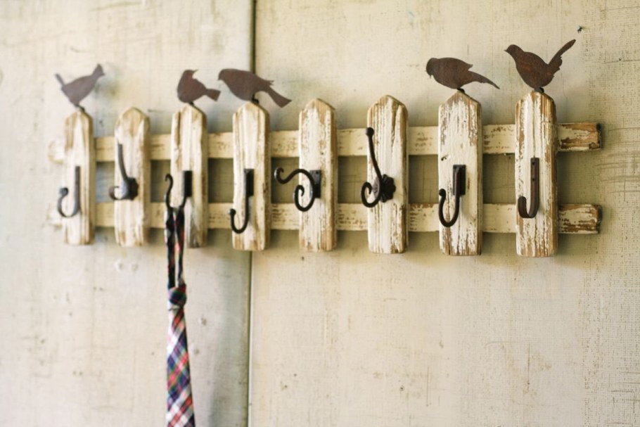Креативная вешалка из дерева