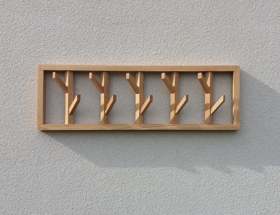 Вешалка настенная для одежды из фанеры