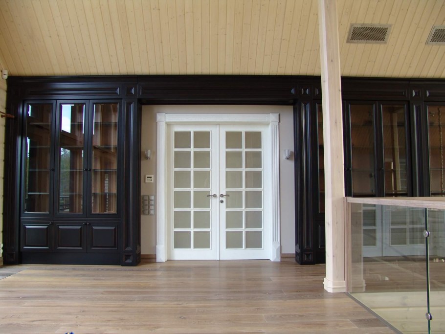 Двери в английском стиле со стеклом