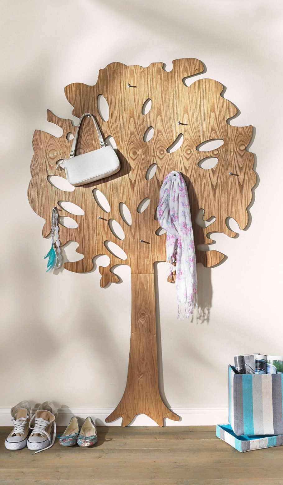 Дерево вешалка на стену