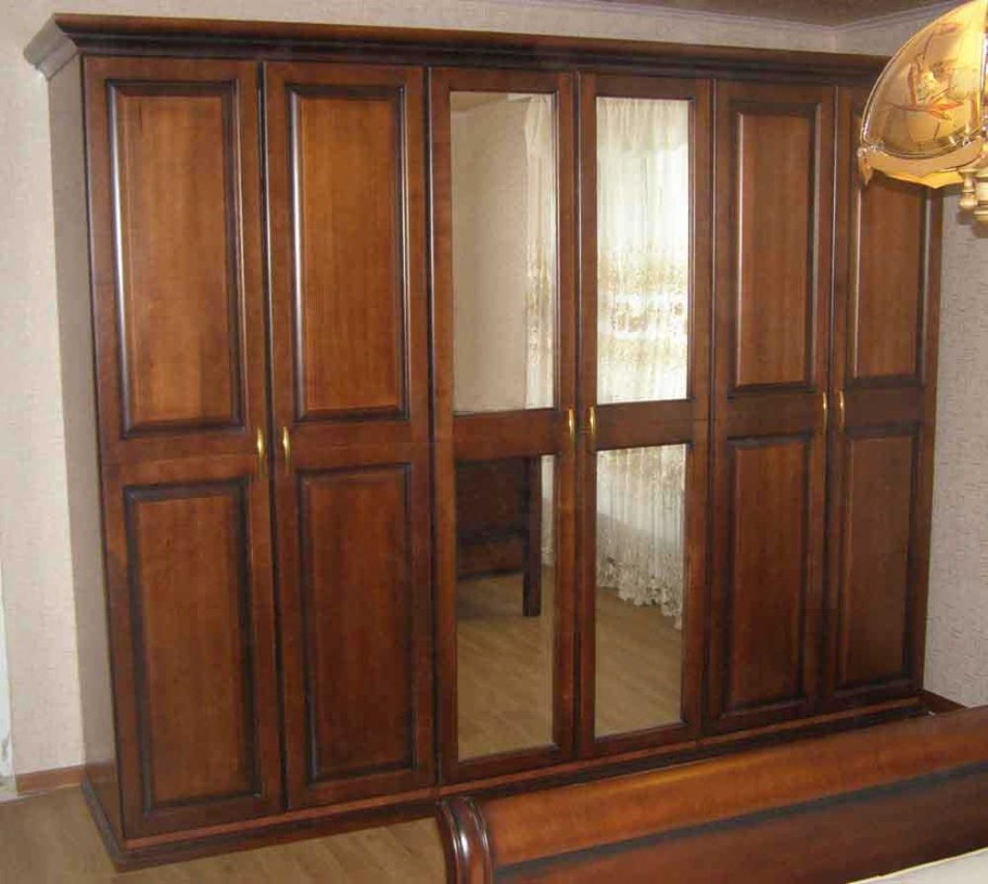 Шкаф в спальне из дуба