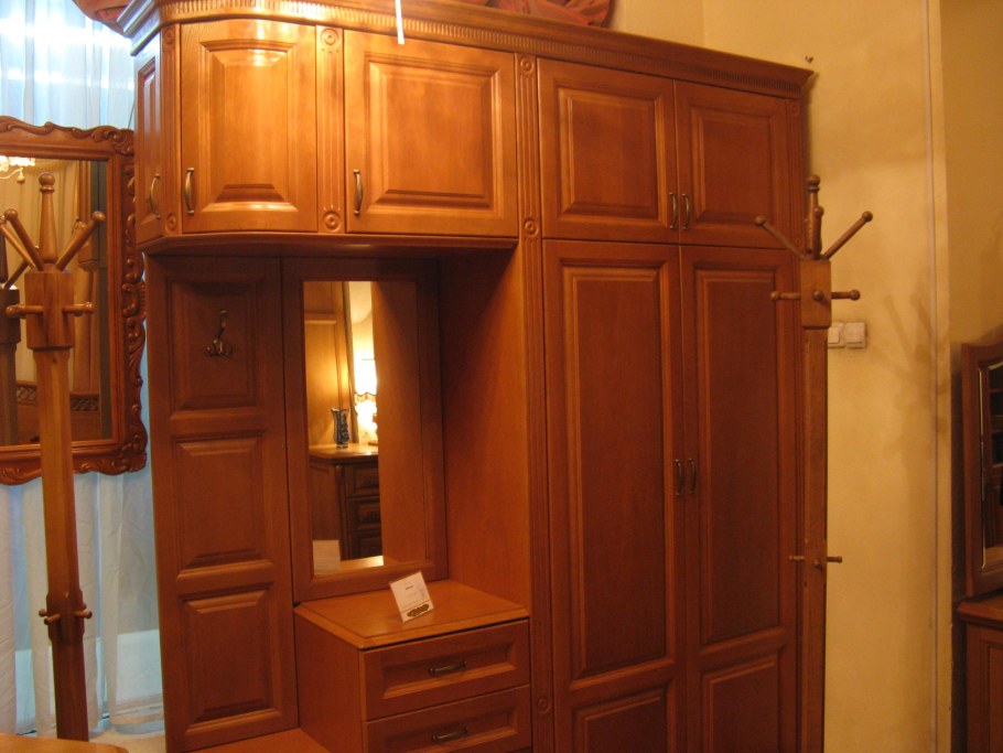 Шкаф в прихожую из дерева