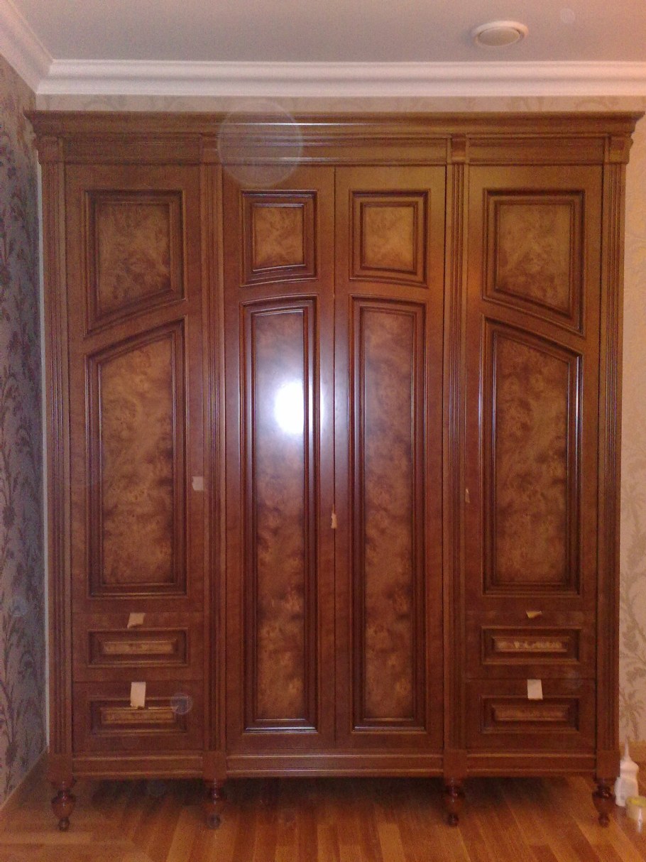 Шкафы до потолка из дерева