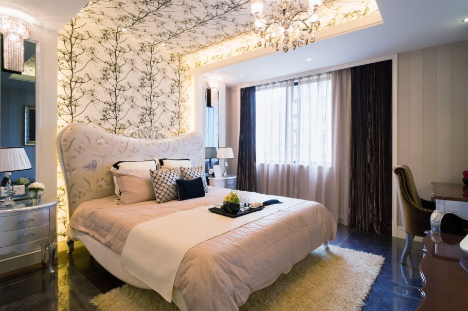 Зонирование стен обоями в спальне