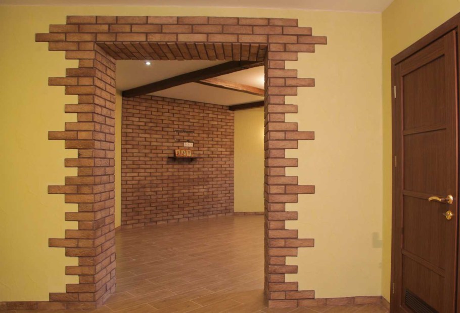 Отделка арки кирпичиками