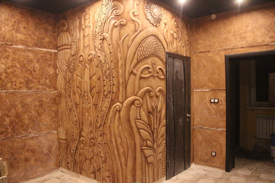 Барельеф в коридоре