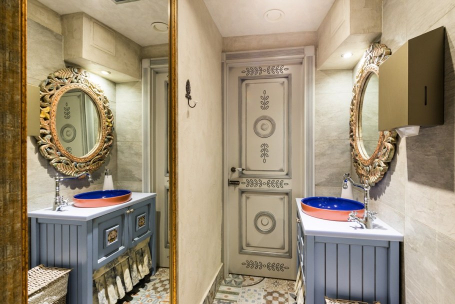 Зеркало напротив ванной