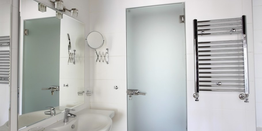 Полотенцесушители и раковины в ванной