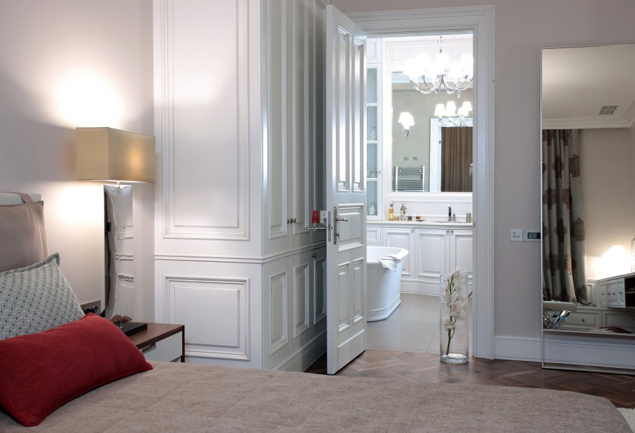 Дверь в ванную из спальни