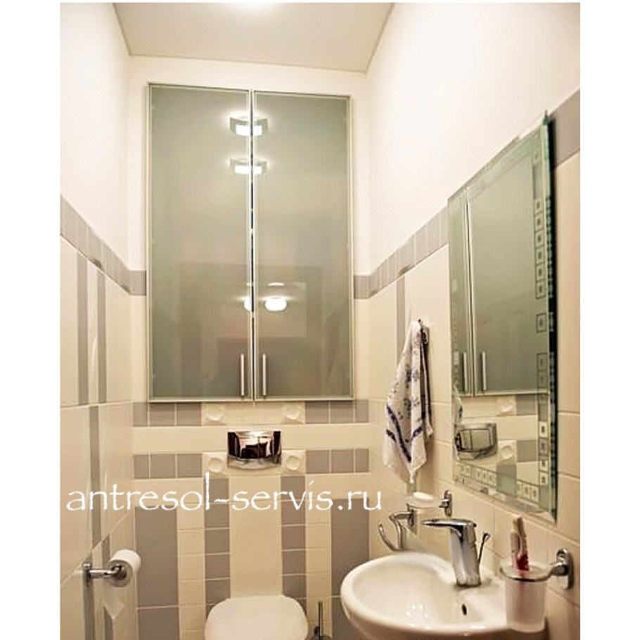 Сантехшкаф над инсталляцией