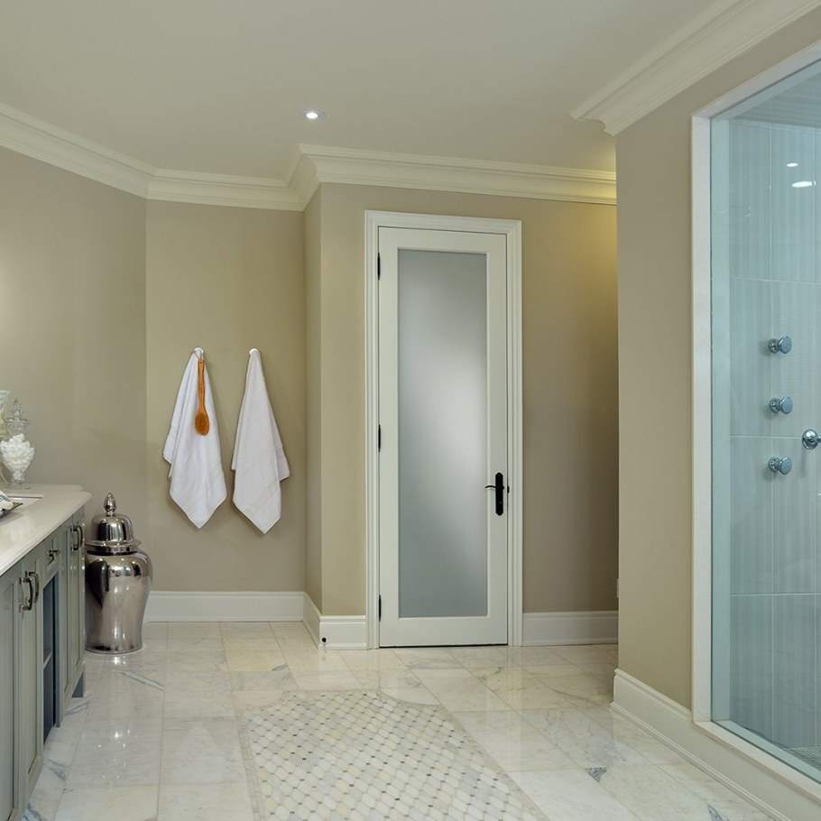 Дверь в ванную комнату