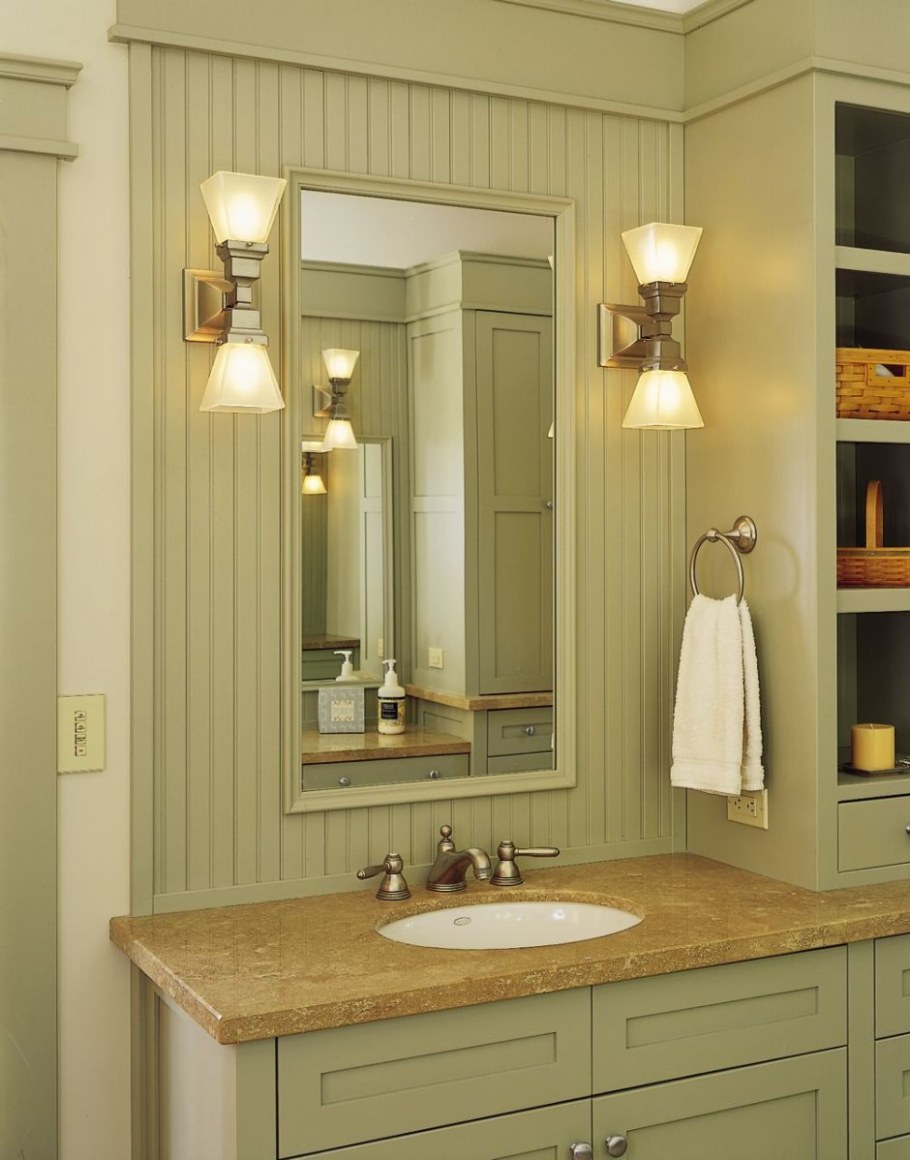 Светильник над зеркалом в прихожей