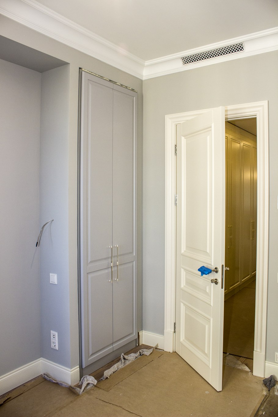 Пластиковая дверь в коридор