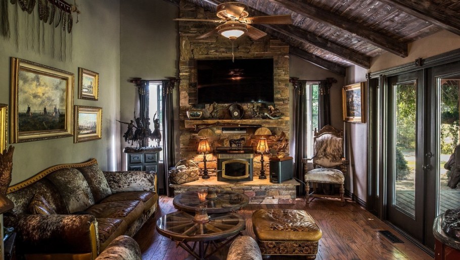 Камин в старинном стиле