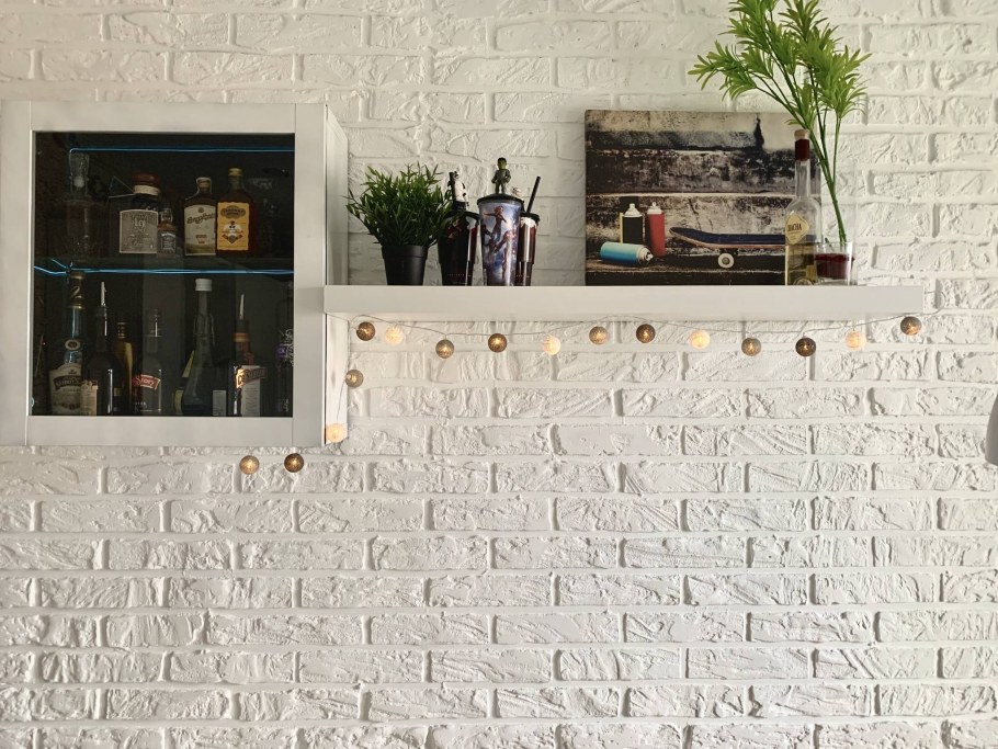 Кирпич из штукатурки на стене