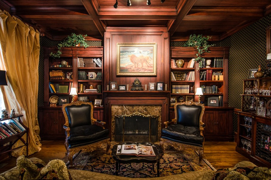 Библиотека в старинном стиле