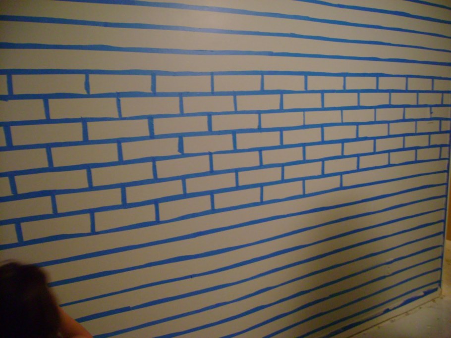 Имитация кирпича на стене краской