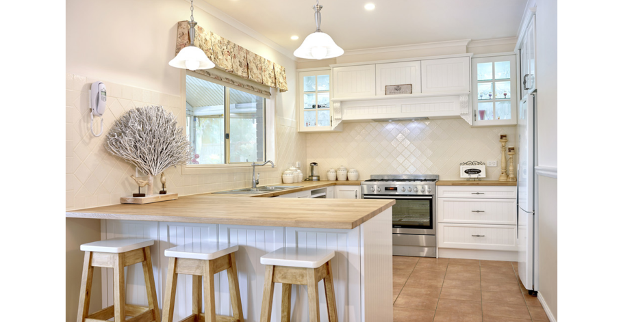 Кухни в пастельных тонах с деревянной столешницей