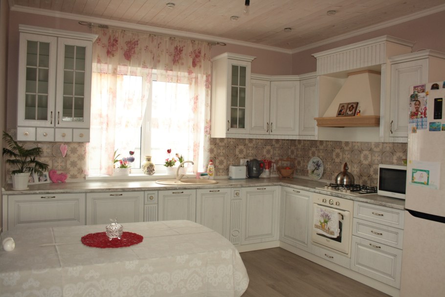 Угловая кухня Прованс с окном