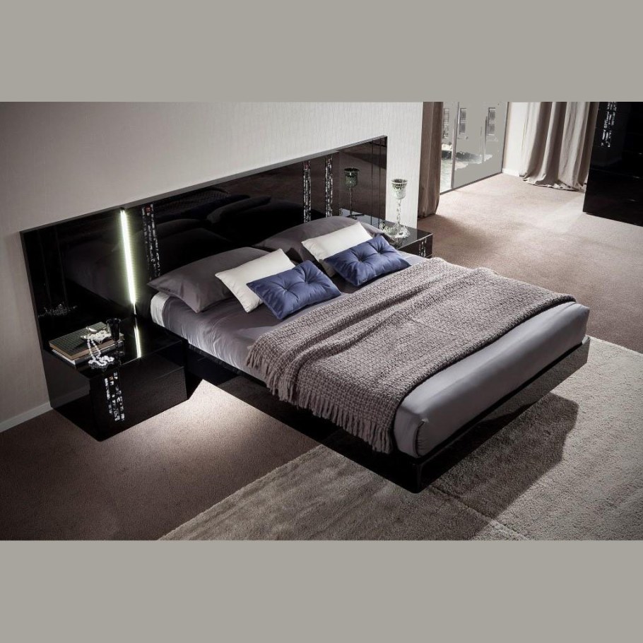 Кровать с тумбочками в спальню