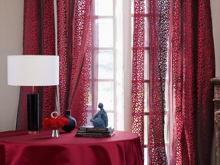 Малиновые шторы в интерьере