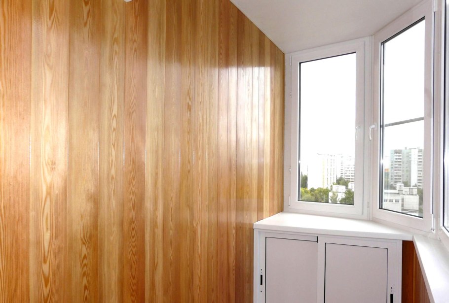 Отделка балкона лиственницей