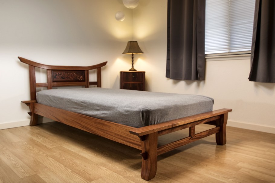 Кровать из цельного дерева