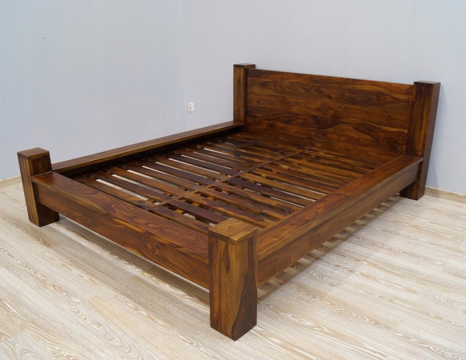 Кровать из дерева
