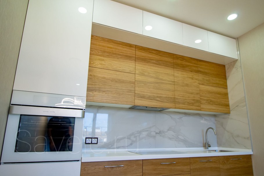 Кухня прямая с антресолью