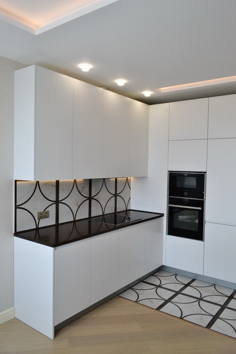 Кухня с высокими верхними ящиками