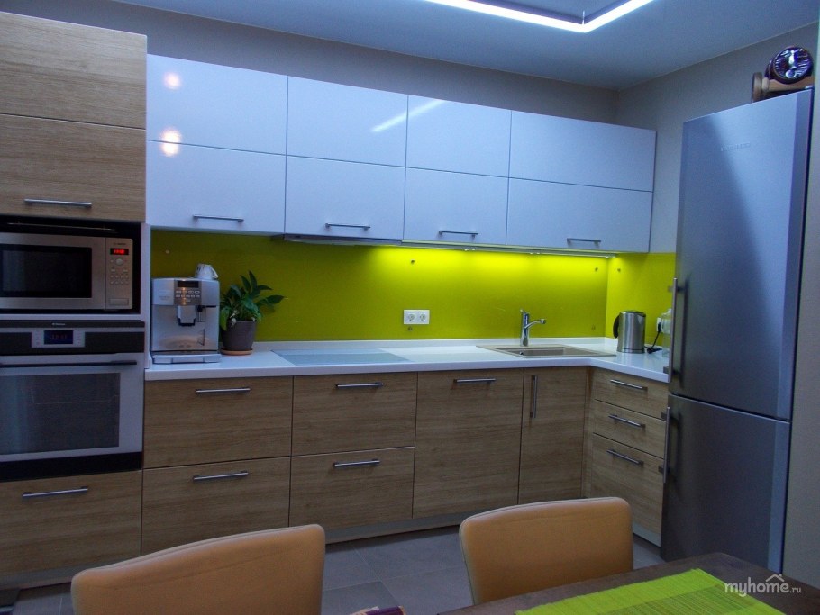 Кухонный гарнитур с горизонтальными шкафами