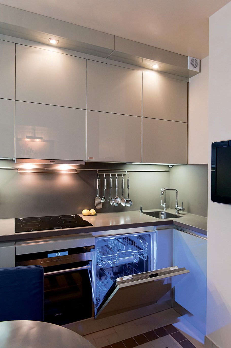 Кухня со шкафами под потолок