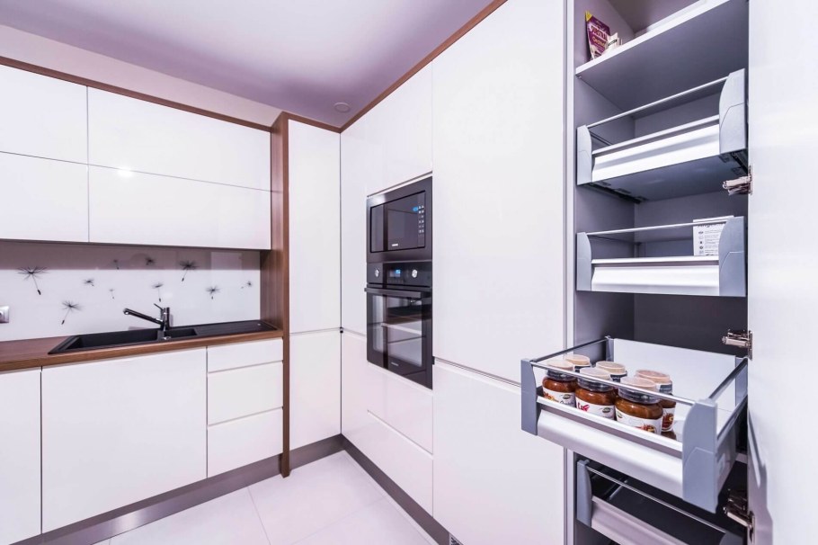 Встроенные в стену кухонные шкафы