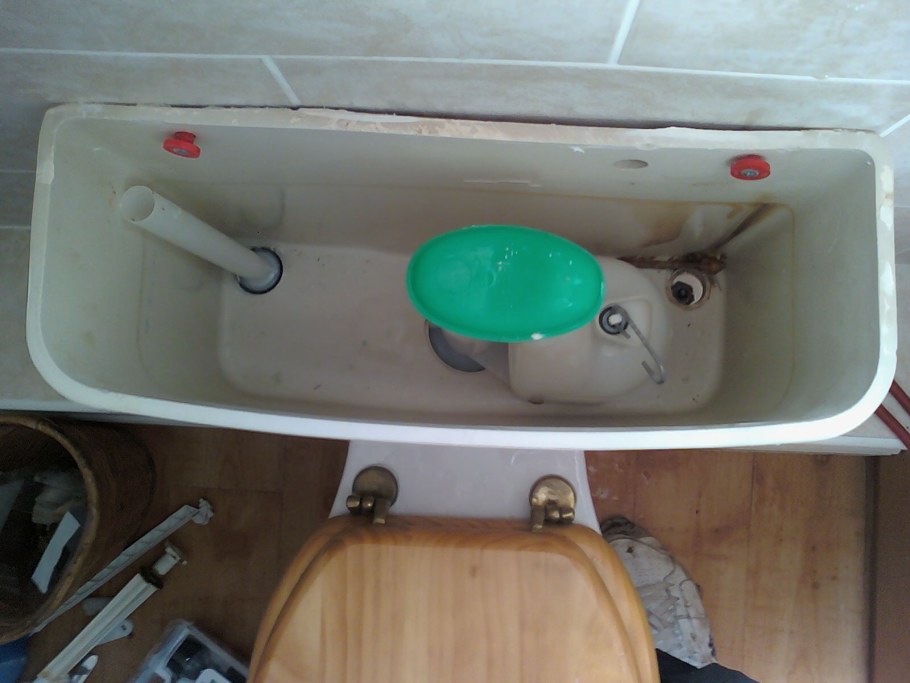 Дозатор чистящего средства для сливного бачка