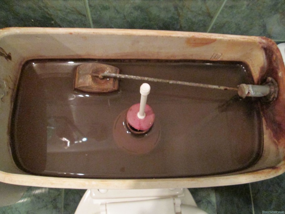 Старый бачок унитаза