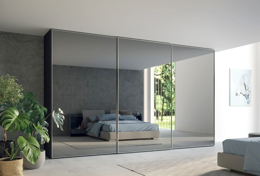 Современный шкаф купе с зеркалом