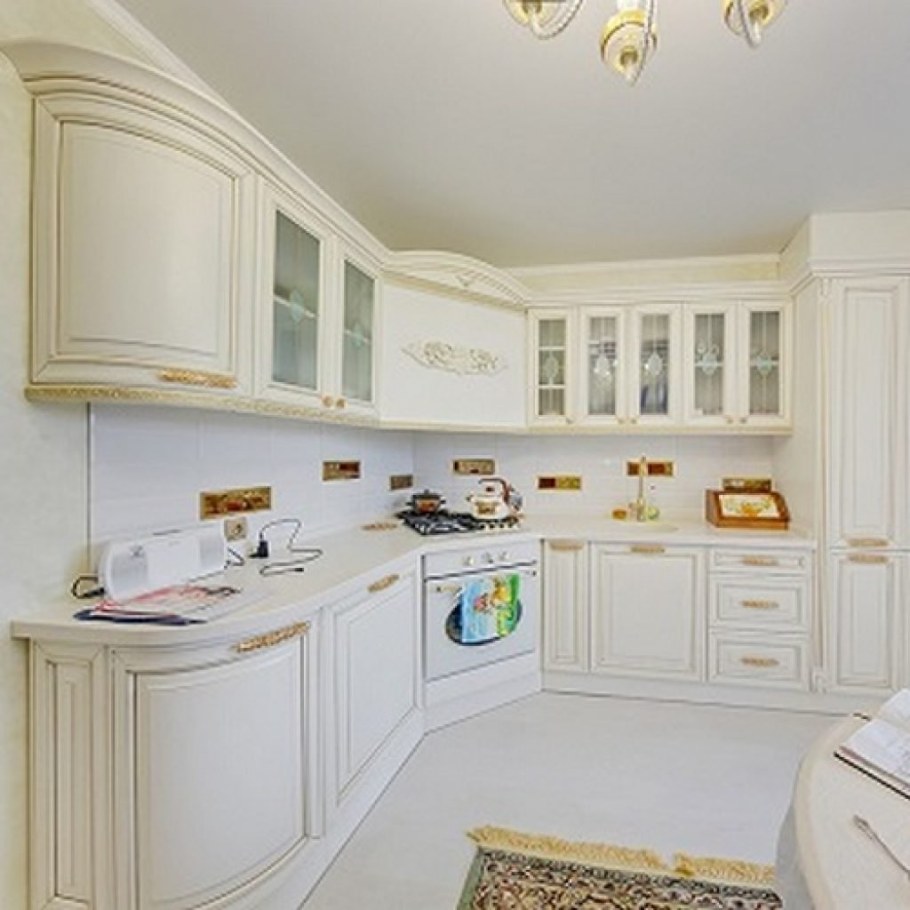 Светлая встроенная кухня