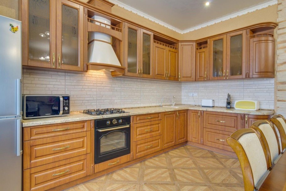 Желтая классическая кухня