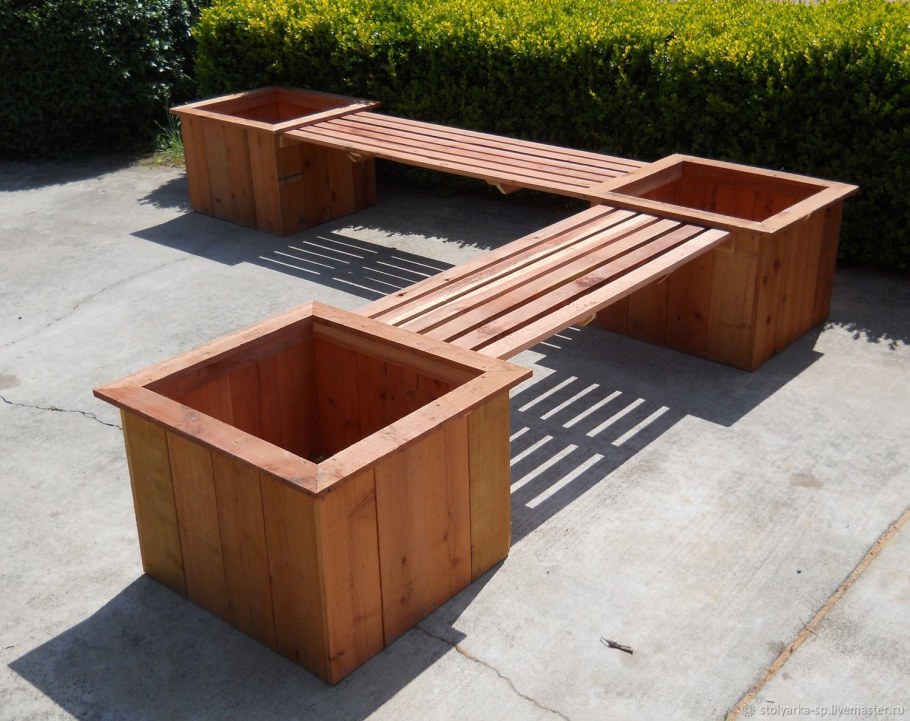 Скамейка с цветником