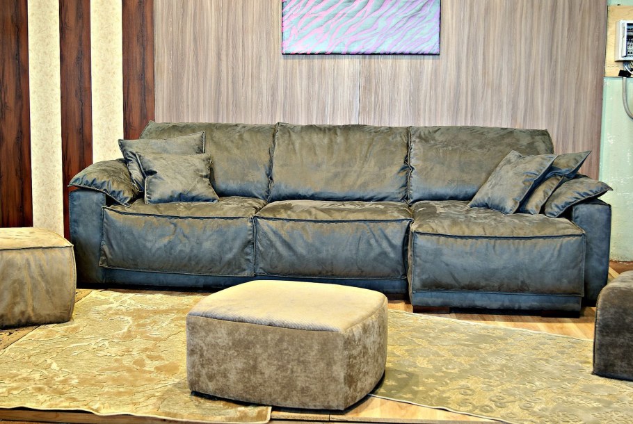 Замшевый диван в интерьере