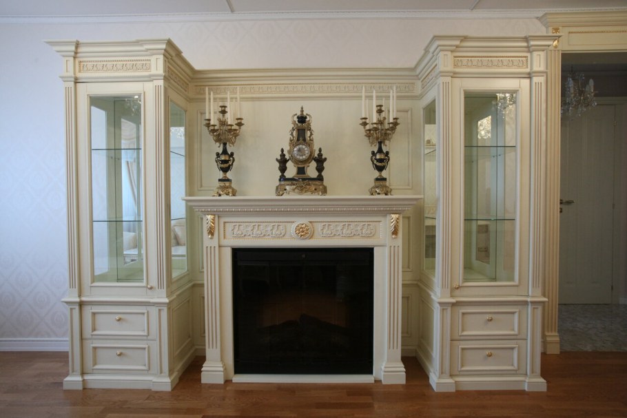 Камин и витрины в интерьере