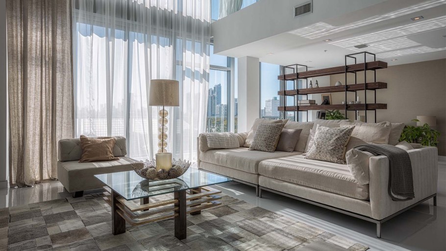 Двухуровневая гостиная с панорамными окнами