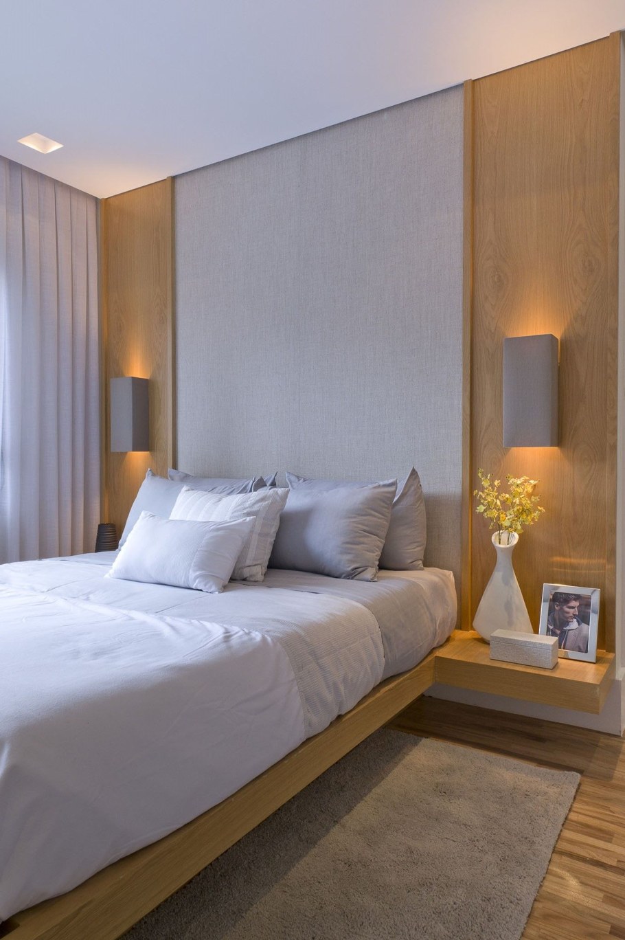 Светильники над изголовьем кровати