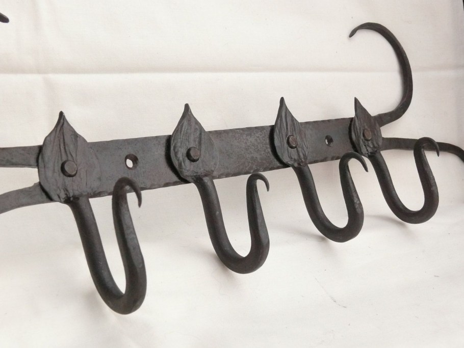 Реклама крючок-вешалка для одежды из железа