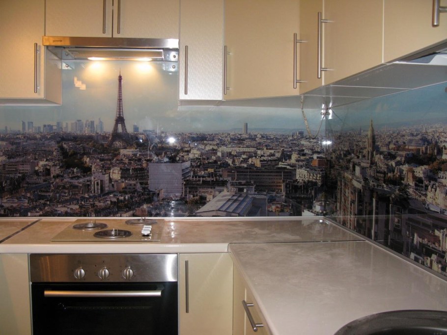 Стеклянный фартук на кухню город