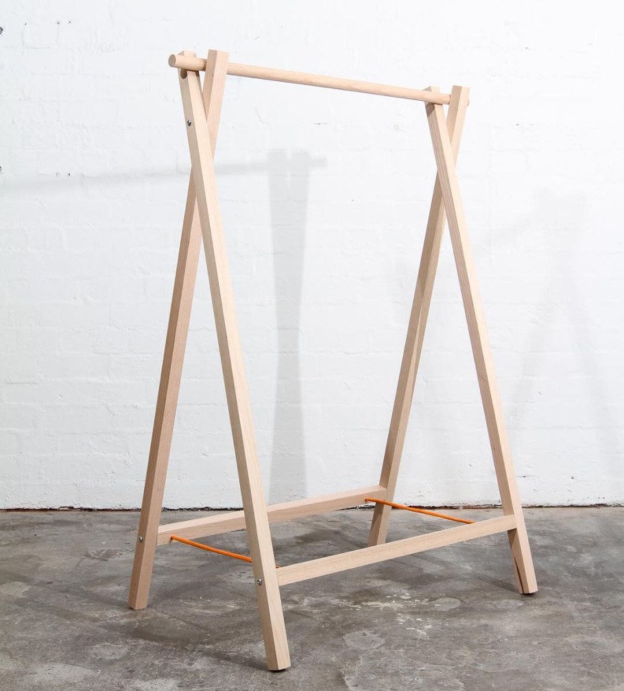 Вешалка для одежды из брусков