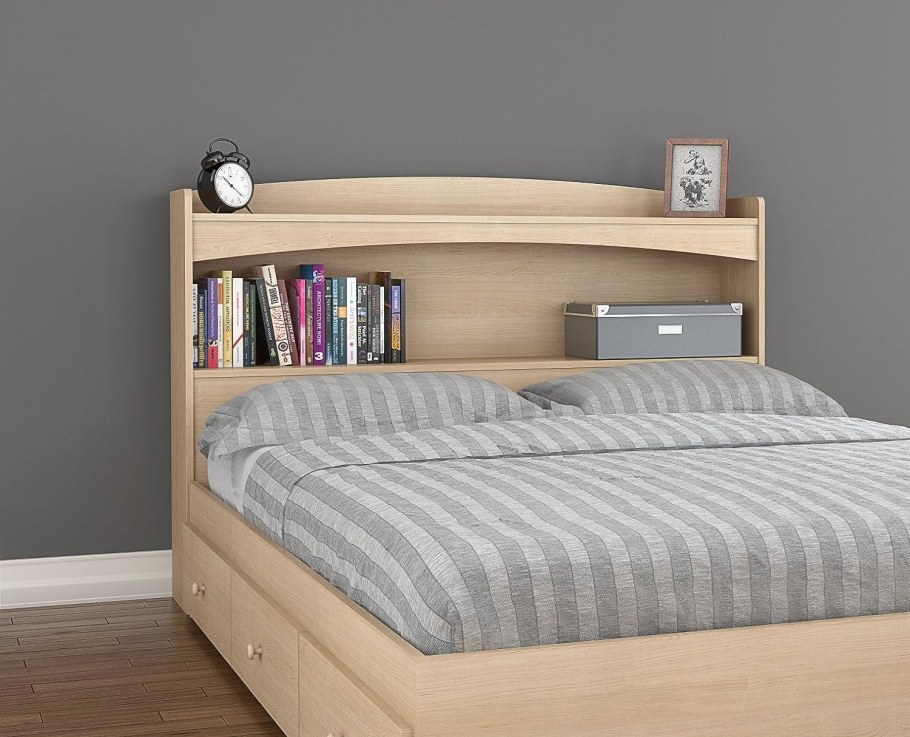 Кровать с полками в изголовье