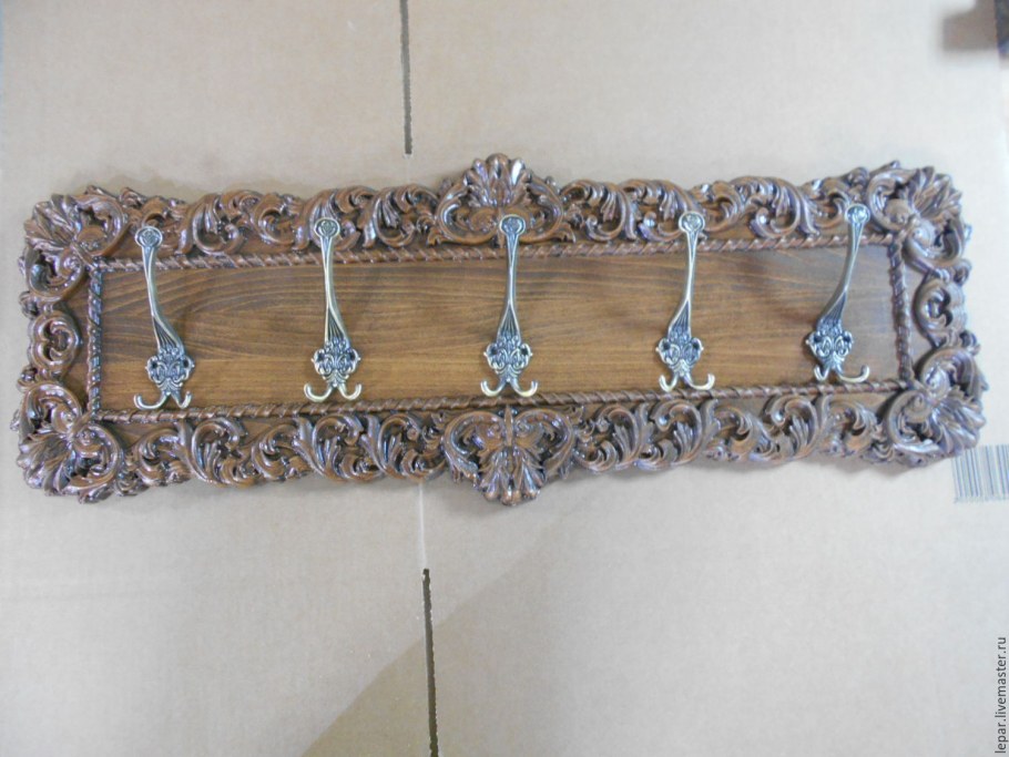 Вешалка настенная резная из дерева