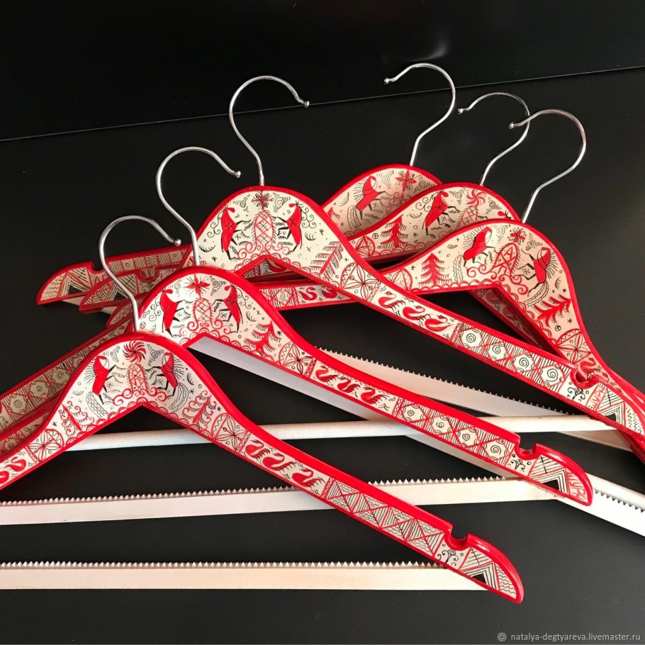 Расписать плечики для одежды