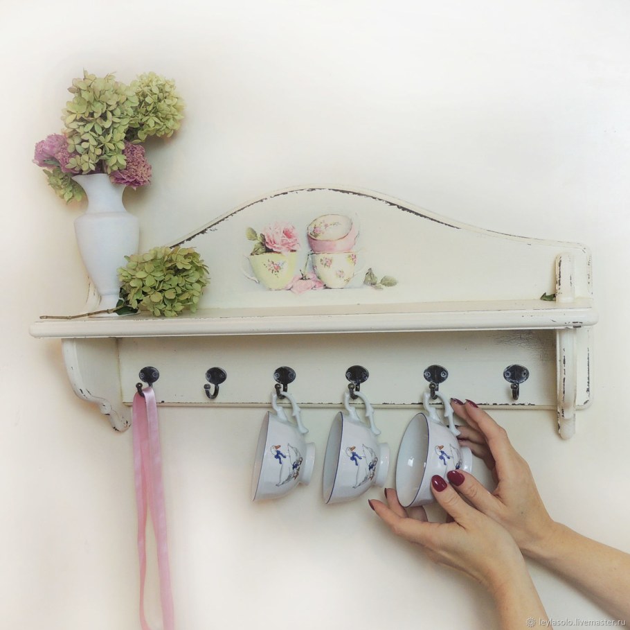 Полочка с крючками для кухни
